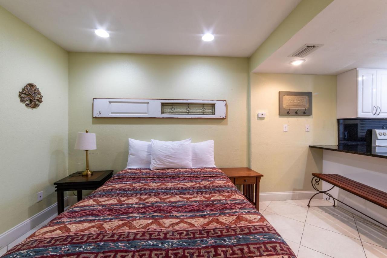 Captain'S Table Hotel By Everglades Adventures Buitenkant foto