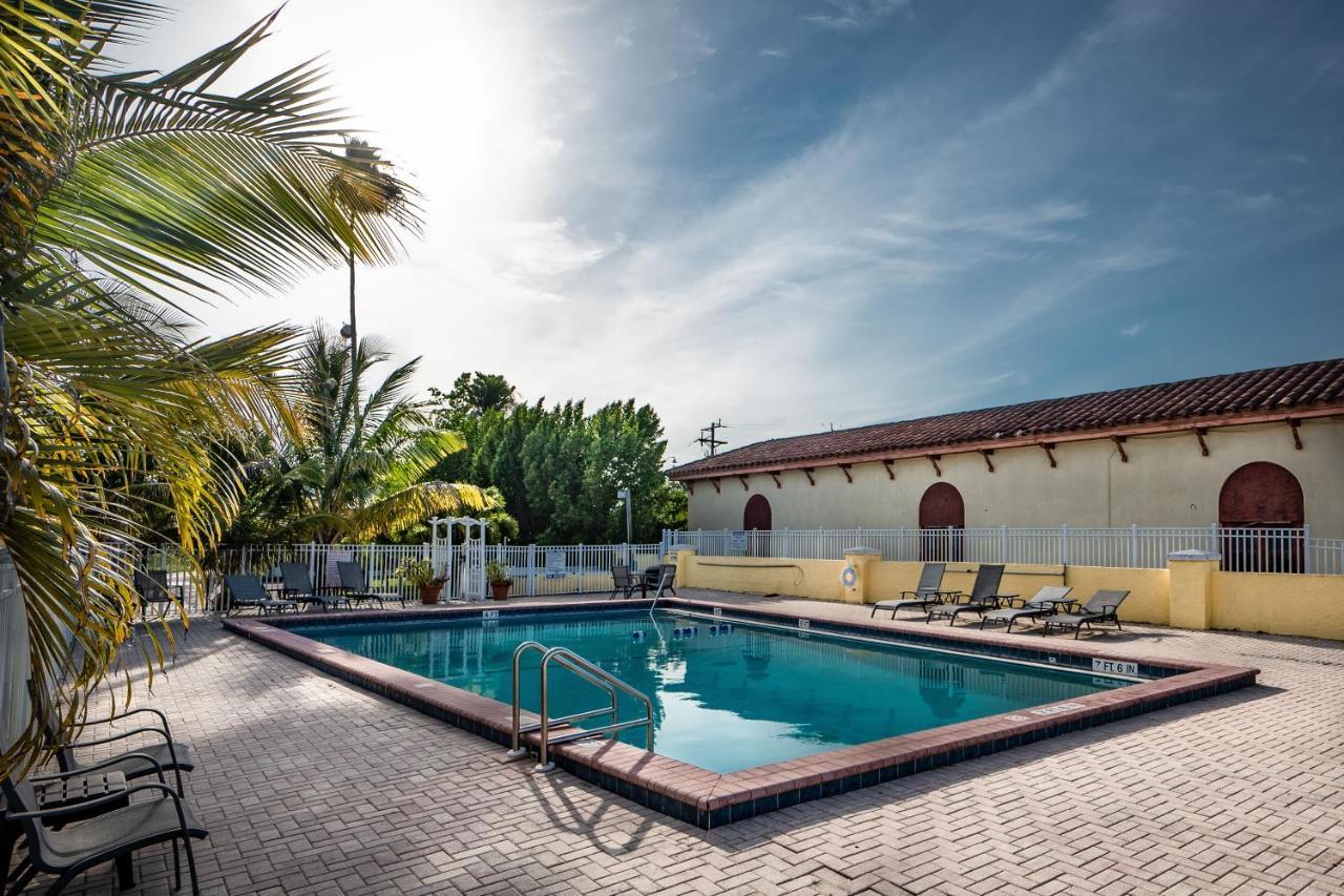 Captain'S Table Hotel By Everglades Adventures Buitenkant foto